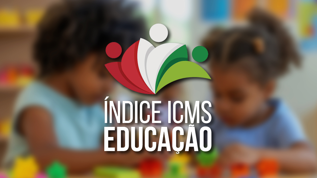 Imagem mostra duas crianças desfocadas ao fundo. No centro, sobre essa imagem, há uma logo marca em vermelho, branco e verde e, abaixo dela, a expressão “Índice ICMS Educação” 