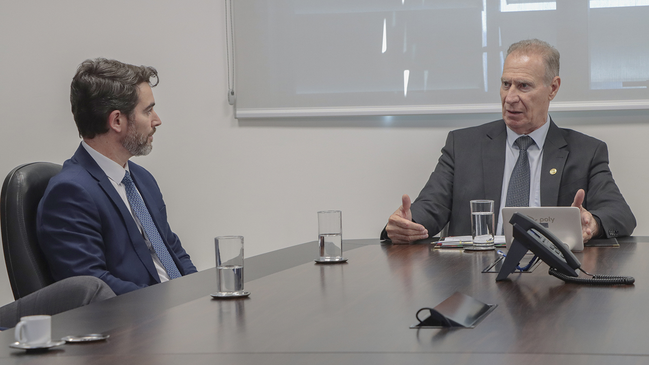 Banner horizontal com foto de reunião institucional. Aparecem, lado a lado, o presidente do TCE/SC, conselheiro Herneus De Nadal, e o procurador-geral do Estado, Marcelo Mendes. Herneus gesticula enquanto fala. Sobre a mesa, há copos de água. 