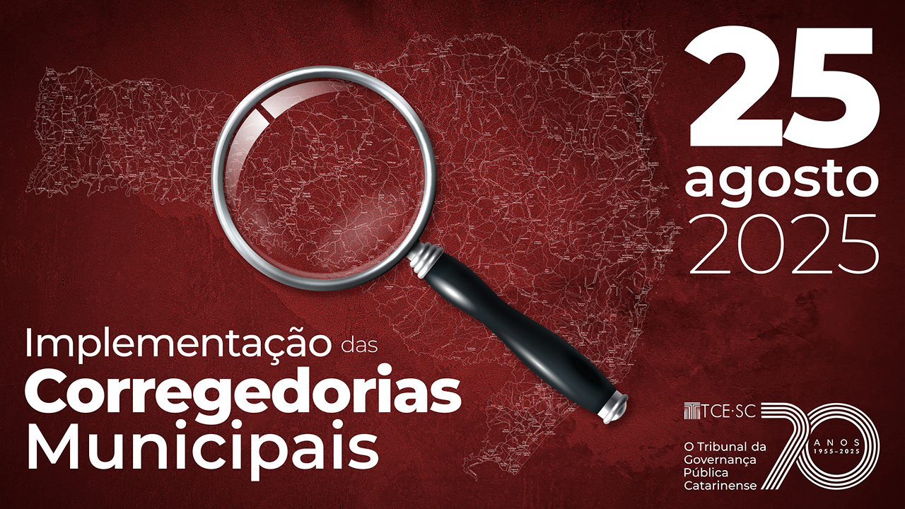 Banner horizontal com fundo em tons de bordô. Ao centro, desenho do mapa de Santa Catarina em linhas brancas, sobre o qual há uma lupa, ao lado do texto “Implementação das Corregedorias Municipais”. À direita, a data, 25 de agosto de 2025, e o selo comemorativo aos 70 anos do TCE/SC.   