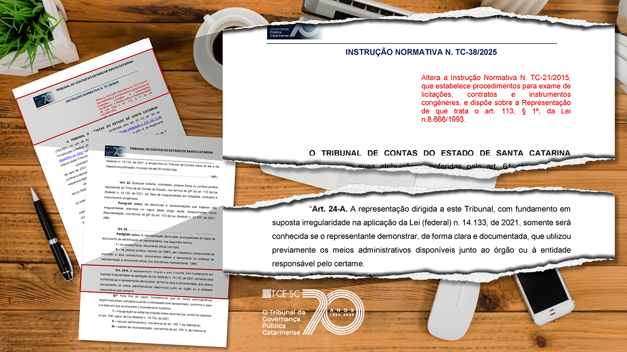 Banner horizontal com recortes de trechos da Instrução Normativa N. TC-38/2025. Em destaque, a ementa e o art. 24-A, que se refere à nova regra para representações. Os recortes estão dispostos sobre um fundo que simula uma mesa de madeira, com caneta e outros acessórios em cima. 