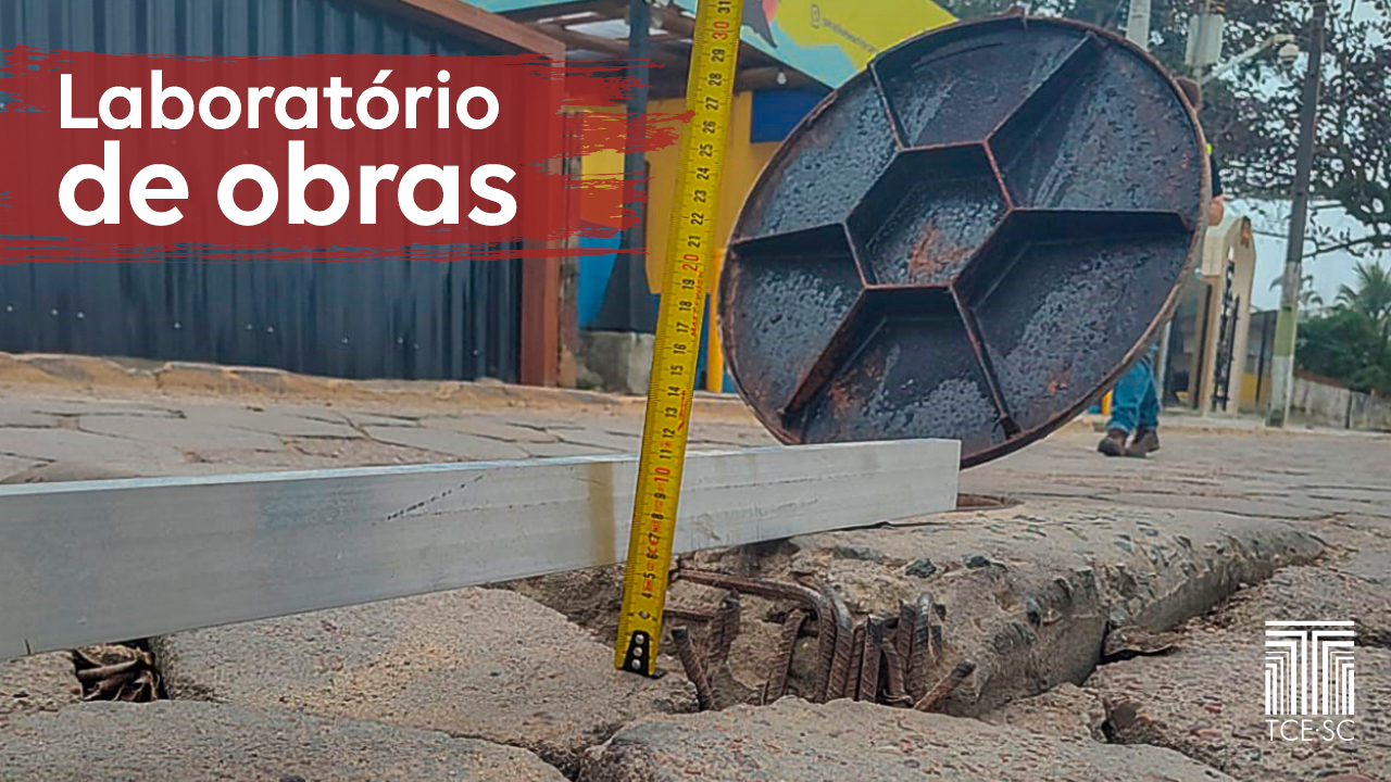 Imagem mostra um calçamento desnivelado e com armação de ferro aparente. Há uma régua que comprova o desnível. À esquerda, no alto, em letras brancas sobre fundo vermelho há a inscrição “Laboratório de Obras”. No canto inferior direito aparece o logo do TCE/SC em branco. Ao fundo há uma tampa de bueiro aberta