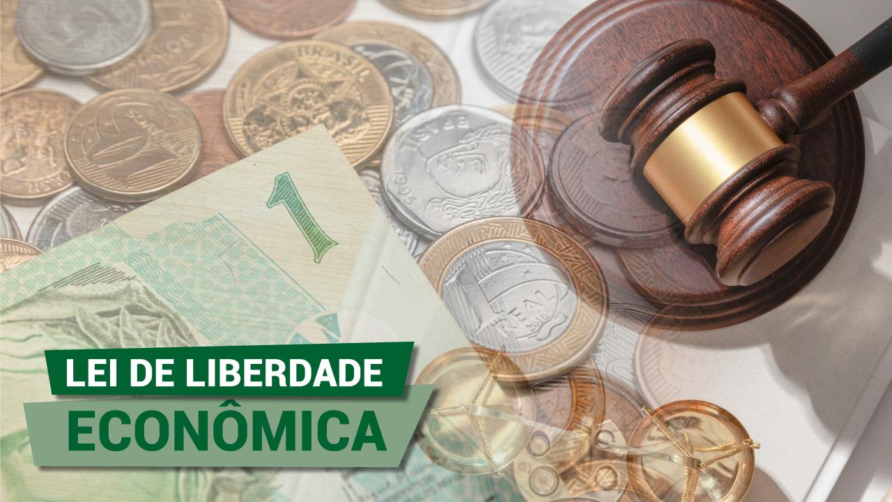 Banner horizontal com a imagem, ao fundo, de moedas e de cédula de dinheiro. Sobre o fundo, o texto “Lei de Liberdade Econômica”, no canto inferior esquerdo e em fonte branca e verde, e a imagem do martelo da justiça, no canto superior direito. 