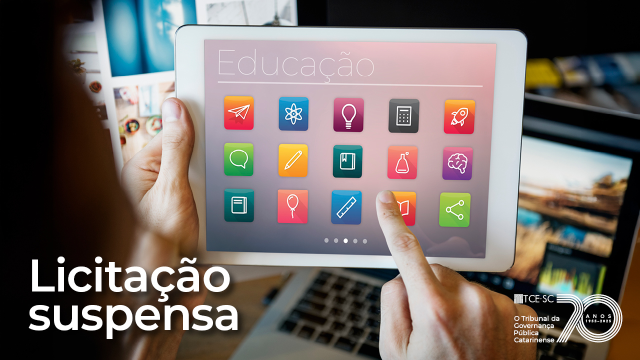 Banner horizontal com foto de uma pessoa segurando um tablet exibindo ícones coloridos relacionados à educação. No canto inferior esquerdo, há o texto “Licitação suspensa”, e no canto direito, logo do TCE/SC.  
