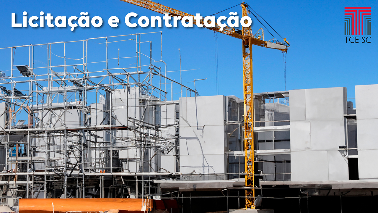 Foto de um guindaste em frente a uma construção formada por blocos de concreto e andaimes de ferro. Acima, há o título “Licitação e Contratação”, em fonte branca, e, na lateral direita, o logo do TCE/SC. 