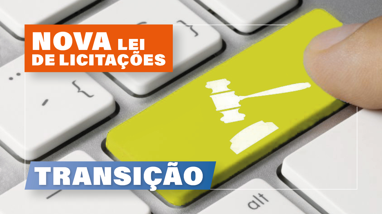 Banner com a imagem de parte de um teclado ao fundo; em uma tecla com a cor amarela, há um ícone de martelo, na cor branca. Sobre o fundo, os textos “Nova Lei de Licitações” e “Transição”, em fonte branca e dentro de retângulos laranja e azul, respectivamente. 