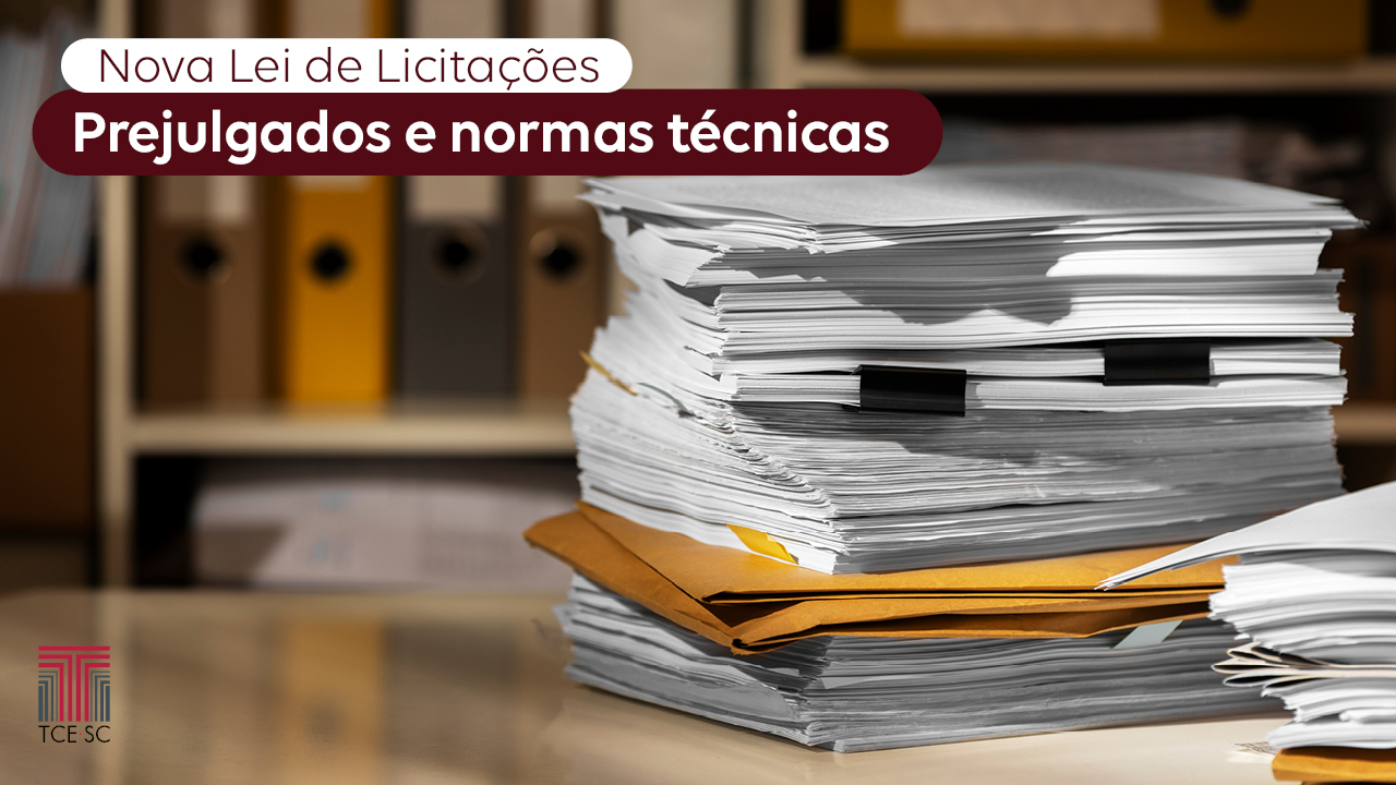 Imagem mostra uma pilha de folhas brancas e envelopes amarelos sobre uma mesa, mais à direita. À esquerda, no alto, em letra bordo sobre fundo branco, há a expressão "Nova Lei de Licitações". Logo abaixo, em letras brancas sobre fundo bordo, a expressão "Prejulgados e normas técnicas”. 