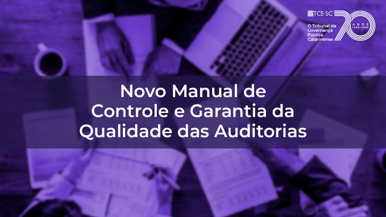 Banner horizontal com foto, desfocada e com filtro roxo, de papéis sobre uma mesa. Sobre a foto, em tarja roxa, o texto “Novo Manual de Controle e Garantia da Qualidade das Auditorias”, em fonte branca. No canto superior direito, selo comemorativo aos 70 anos do TCE/SC.