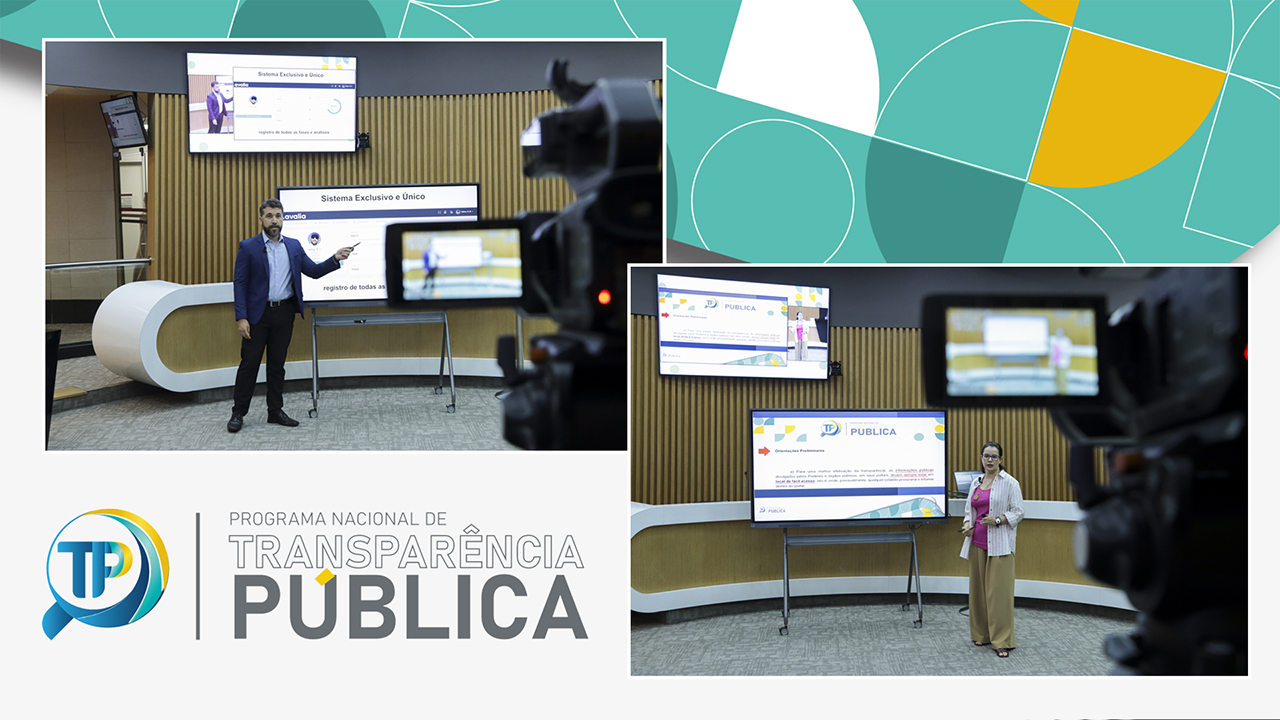 Montagem horizontal com dois registros do treinamento, mostrando os auditores Michelle e Jean durante a apresentação, à frente dos televisores, no Plenário do TCE/SC, com painel de madeira atrás. O fundo da imagem é composto por elementos geométricos nas cores verde, amarela e branca e pelo logo do PNTP.