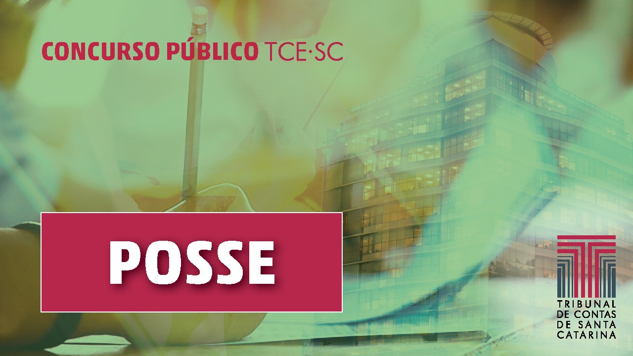 Banner em tons de verde, com a imagem da sede do TCE/SC (lado direito) e do braço de uma pessoa com um lápis na mão (lado esquerdo). No alto, há o texto concurso público TCE/SC em fonte bordô e, no centro, está escrito posse, em fonte branca, sobre um fundo bordô. No canto inferior direito, há o logotipo do TCE/SC, nas cores cinza, bordô e preto. 