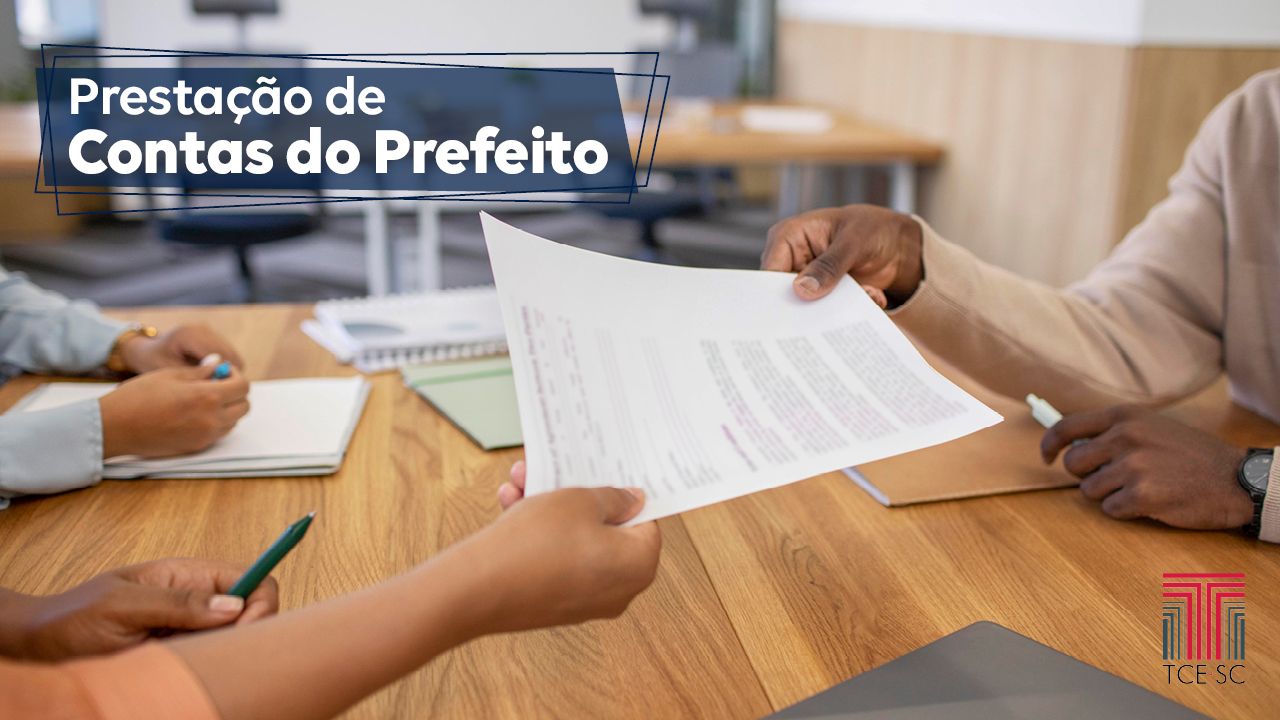 Foto de uma pessoa entregando uma folha de papel a outra. A foto está cortada, de modo que só se vê os braços e o papel. Sobre a imagem, no canto superior esquerdo, em tarja azul-escura, o texto “Prestação de Contas do Prefeito”. No canto inferior direito, logo do TCE/SC. 