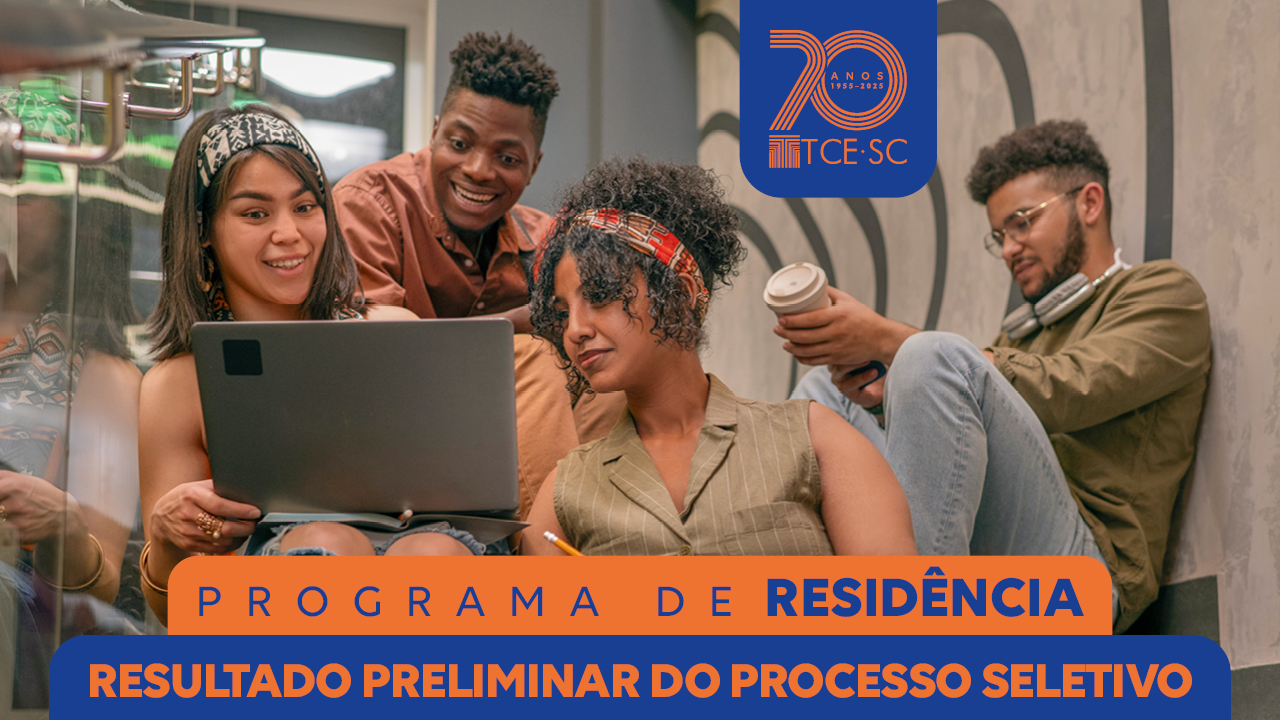 Banner horizontal com foto de quatro pessoas, sendo que três estão olhando a tela de um computador. Sobre a foto, na borda superior direita, a logo do TCE/SC dentro de retângulo azul. Na parte inferior, em tarja laranja, o texto “Programa de Residência” e, em tarja azul, o texto “Resultado preliminar do processo seletivo”. 