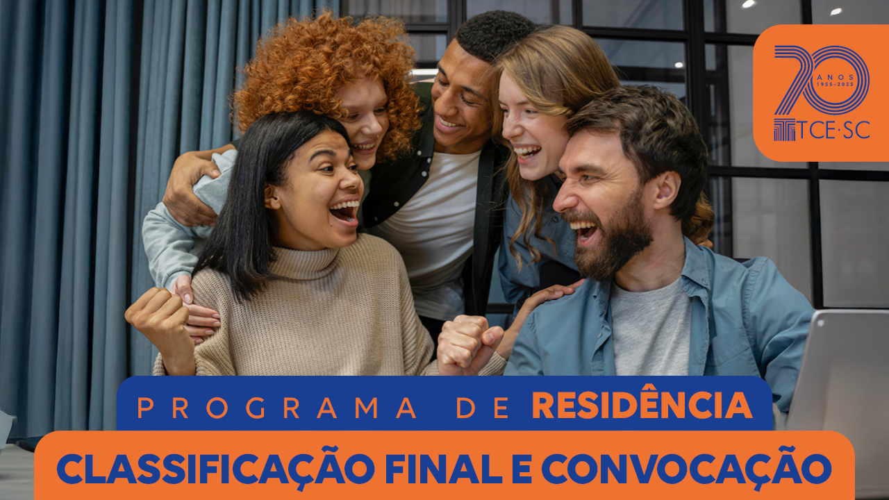 Banner horizontal com foto de cinco pessoas sorridentes. Sobre a foto, na borda superior direita, a logo do TCE/SC dentro de retângulo laranja. Na parte inferior, em tarja azul, o texto “Programa de Residência” e, em tarja laranja, o texto “Classificação final e convocação”.  