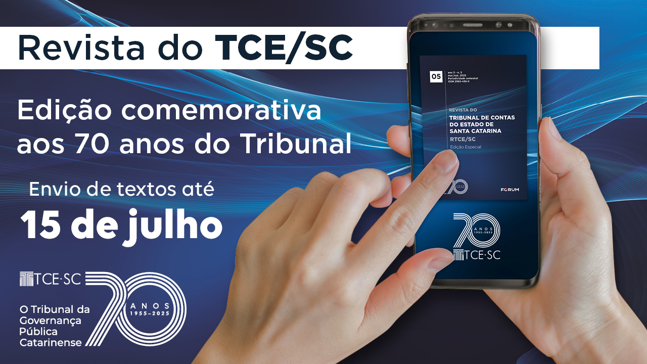 Banner horizontal com fundo em tons de azul-escuro. À esquerda, na cor branca, os textos “Revista do TCE/SC. Edição comemorativa aos 70 anos do Tribunal. Envio de textos até 15 de julho”. Abaixo, selo comemorativo de aniversário do TCE/SC. À direita, imagem de duas mãos que seguram um celular. Na tela, aparece a capa da edição comemorativa da revista, na cor azul-escuro, com o título, as informações de ano e ISSN e logos da Editora Fórum e do Tribunal. 
