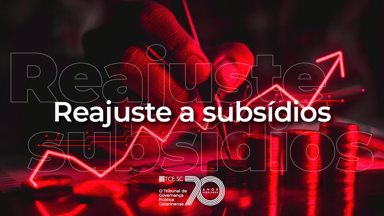 Banner horizontal em tons de vermelho com imagem de moedas empilhadas e uma mão segurando uma caneta, enquanto um gráfico luminoso em formato de linha ascendente indica crescimento. No centro aparece o texto “Reajuste a subsídios”. Na parte inferior, logo do TCE/SC. 