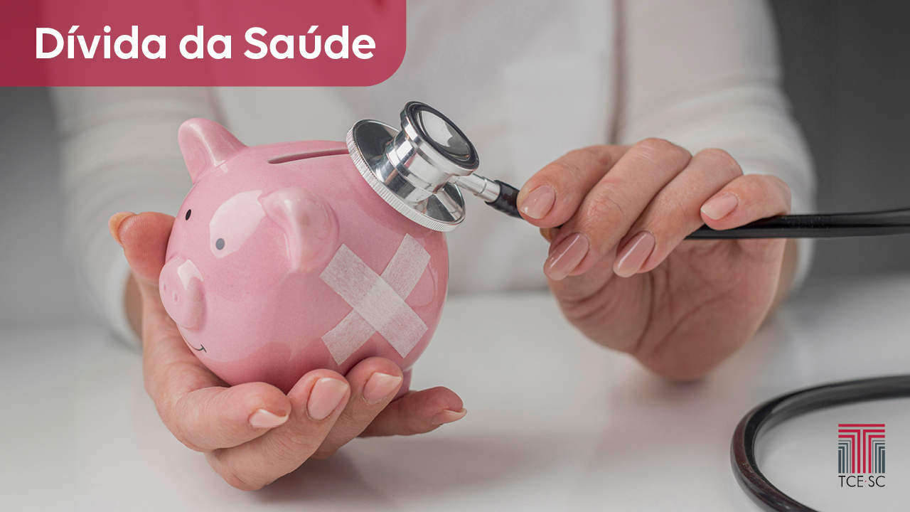 Banner horizontal com foto de uma pessoa segurando um estetoscópio sobre um cofre em formato de porquinho. No canto superior esquerdo, o título “Dívida da Saúde”, sobre tarja vermelha. No canto inferior direito, logo do TCE/SC.