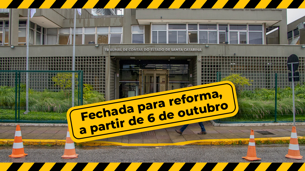Banner horizontal com foto da portaria da rua Bulcão Viana do prédio do TCE/SC. Em frente à portaria, há cones. Sobre a foto, nas bordas, faixa amarela e preta de atenção. Ao centro, em tarja amarela, o texto “Fechada para reforma. a partir de 6 de outubro”. 