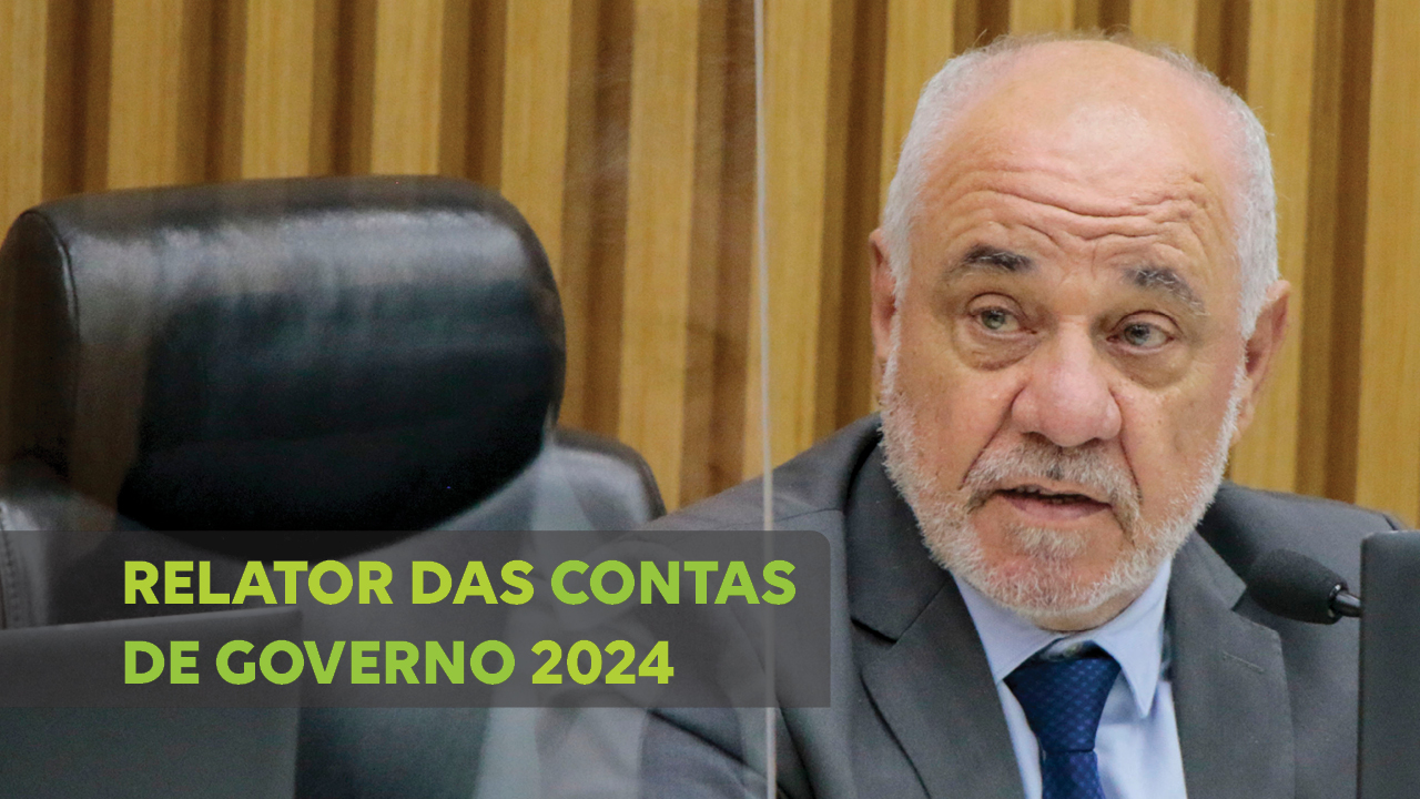 Foto do conselheiro Luiz Eduardo Cherem no Pleno do TCE/SC. Ele é um homem branco, de cabelos e barba grisalhos e olhos claros. Está sentado em uma poltrona, olhando para a esquerda. Veste terno cinza e gravata azul-escuro. Na lateral inferior esquerda, há o título “Relator das Contas de Governo 2024”, em fonte verde-claro. 