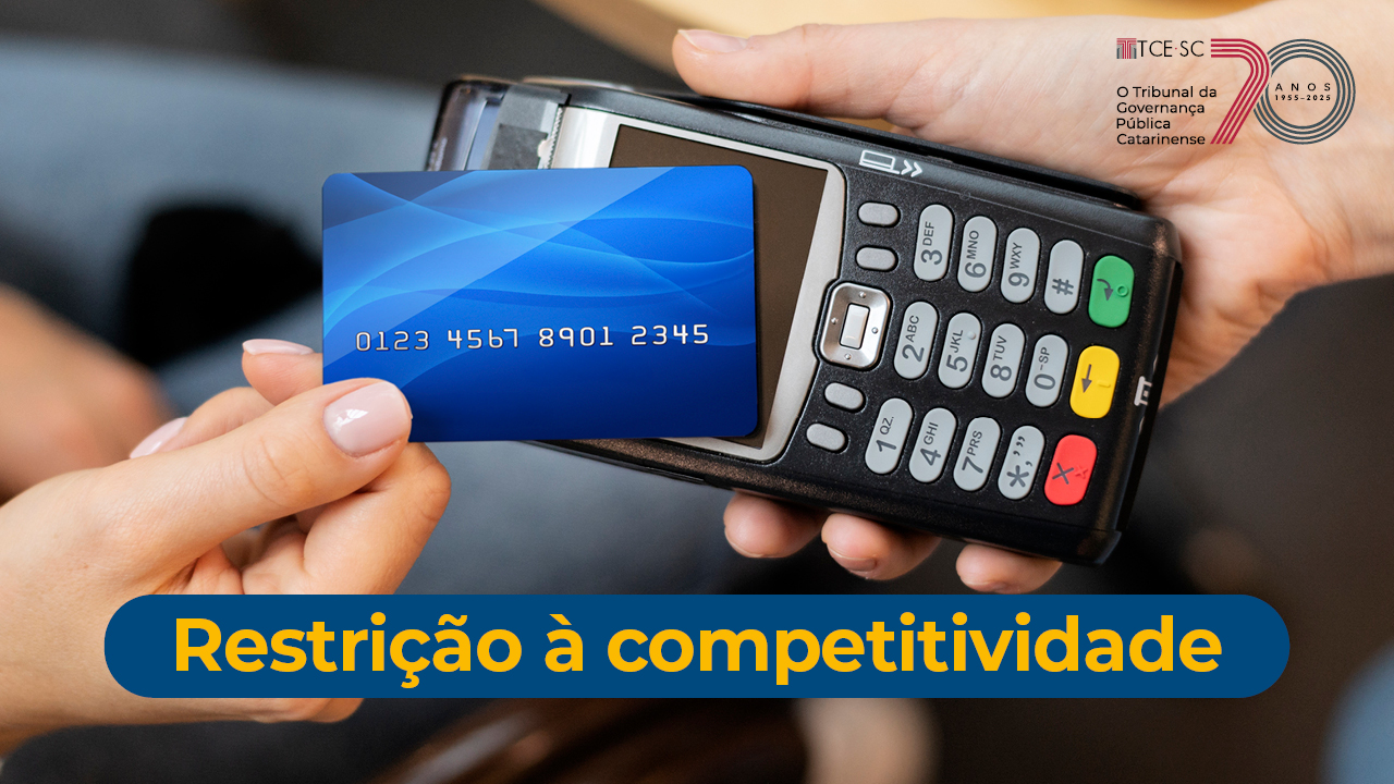 Banner horizontal com imagem em close de uma máquina de cartão sendo utilizada, com uma mão segurando o equipamento e outra aproximando um cartão para pagamento. Ao centro, sobreposta à imagem, há uma faixa azul com o texto “Restrição à competitividade”. No canto superior direito, logo do TCE/SC. 