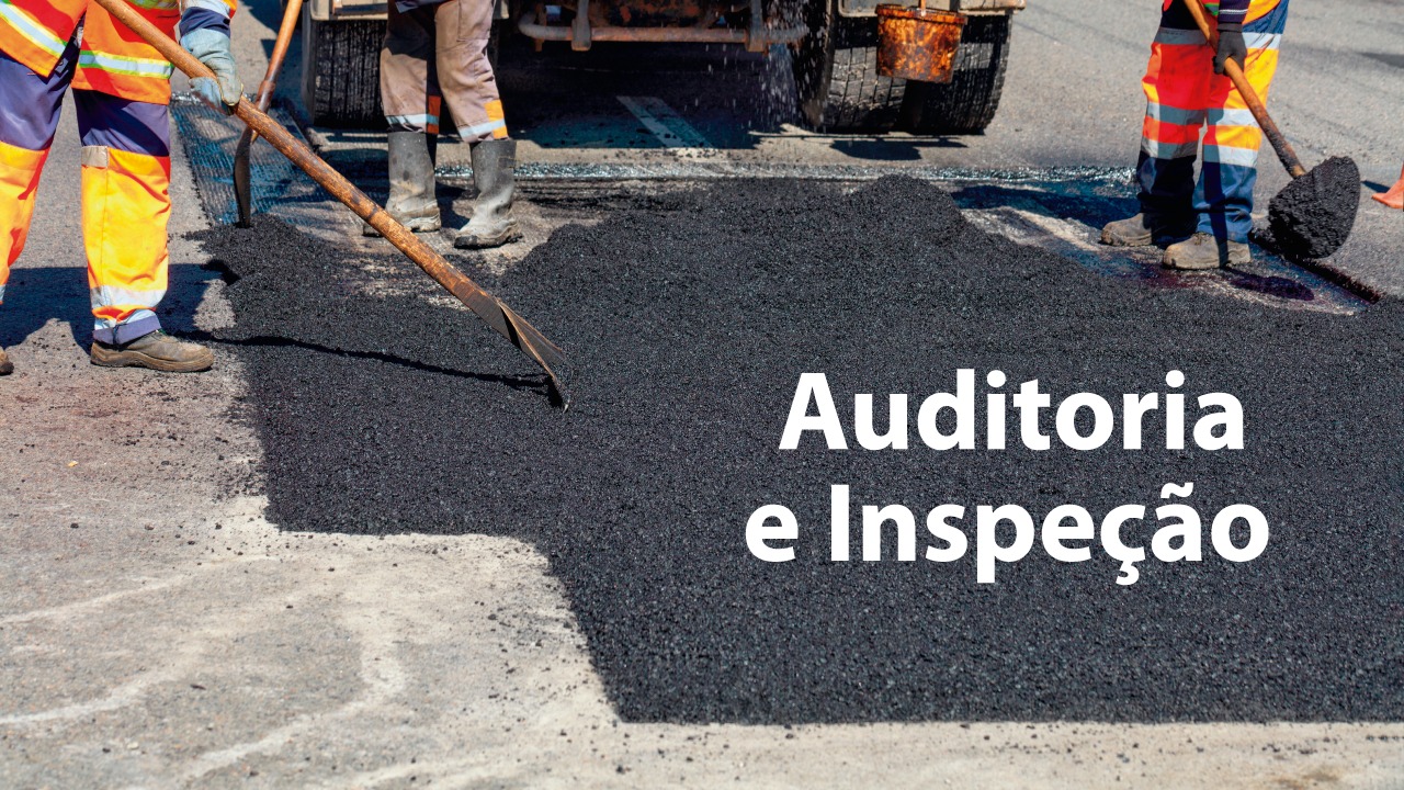 Banner com imagem de trabalhadores realizando pavimentação asfáltica em via urbana. Três operários, utilizando uniformes de alta visibilidade com faixas refletivas e botas, espalham massa asfáltica quente com pás e rastelos sobre a pista. Ao fundo, parte de uma máquina de pavimentação é visível. No lado direito da imagem, sobre a área escura do asfalto, aparece o texto “Auditoria e Inspeção” em letras brancas. 