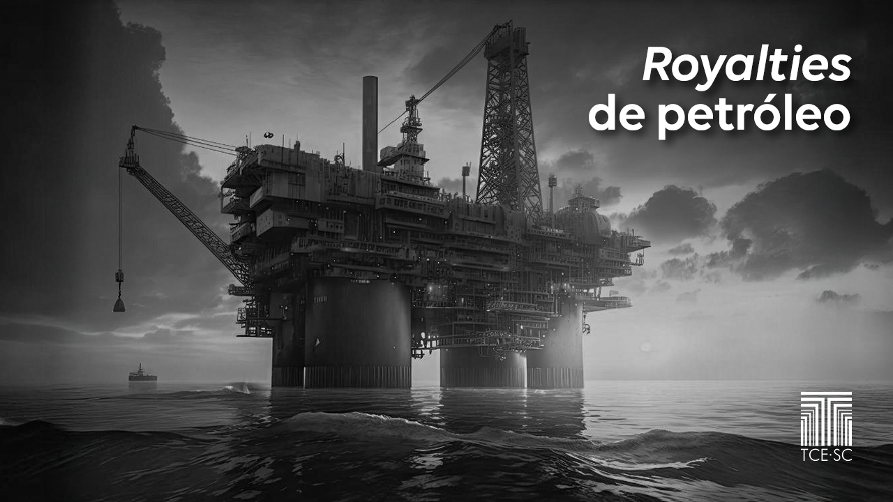 Foto em preto e branco de uma plataforma de petróleo no meio do mar. No canto superior direito há o título “Royalties de petróleo”, com letras brancas, e no canto inferior direito, a logo do TCE/SC, também na cor branca. 