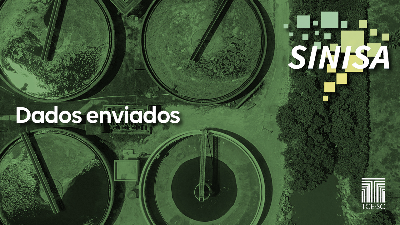 Imagem, em tons esverdeados, mostra do alto um sistema de tratamento de esgoto. No alto, à direita, há a logo marca do Sinisa. No canto inferior direito há o logo do TCE/SC em branco