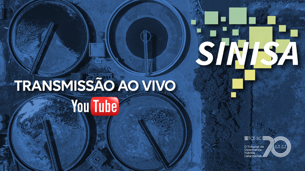 Imagem em sépia azul mista uma estação de tratamento vista do alto. Mais ao centro, está escrito "Transmissão ao Vivo - YouTube". À direita, há o logo do Sinisa e o selo dos 70 anos do TCE.
