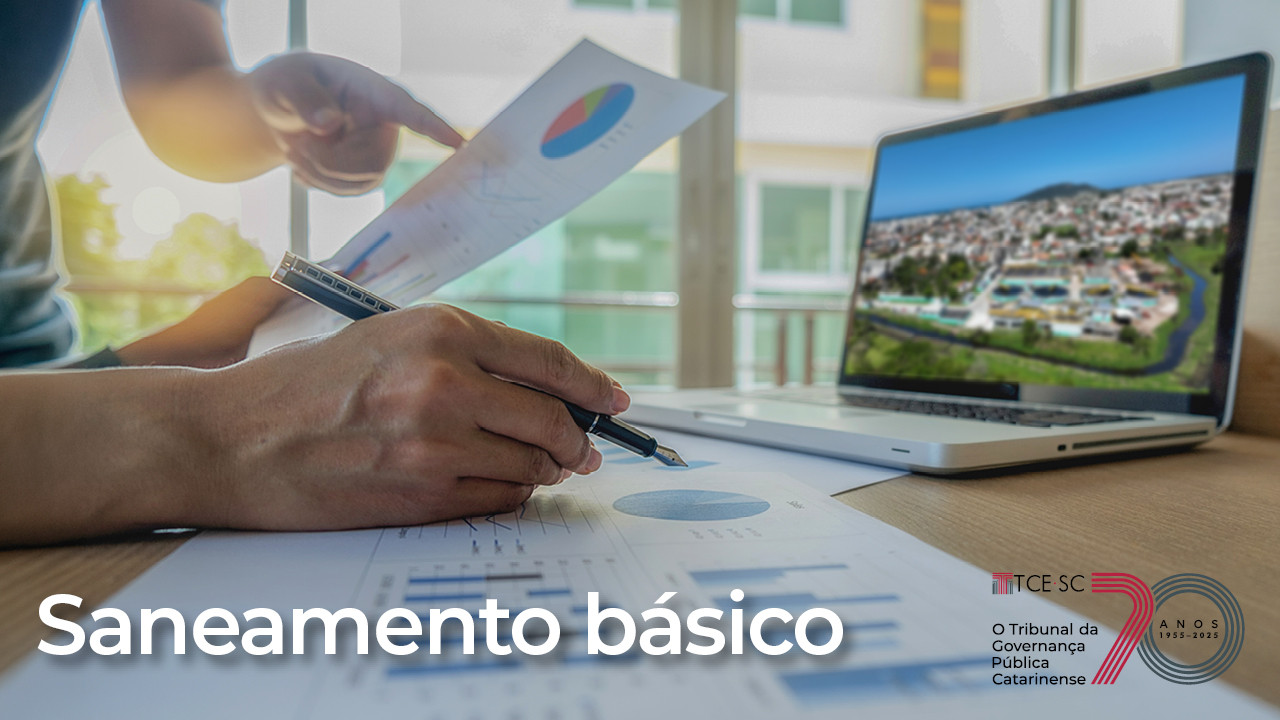Banner horizontal com foto de pessoa analisando documentos e gráficos sobre uma mesa enquanto segura uma caneta. Ao lado, notebook aberto exibe imagem de uma área urbana, com casas, edificações, áreas verdes e uma estação de tratamento de esgoto. Sobre a foto, na borda inferior, o texto “Saneamento básico” e logo do TCE/SC.