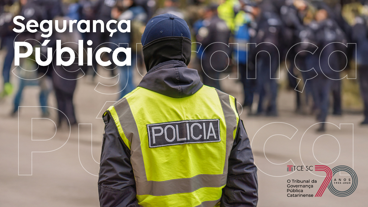 Imagem mostra uma pessoa em primeiro plano e várias pessoas ao fundo. O personagem em primeiro plano está descostas e veste um colete verde escrito "polícia". No alto, à esquerda, está escrito Segurança Pública.