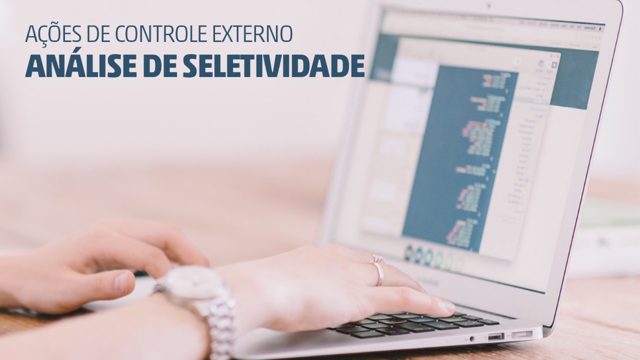 Imagem de duas mãos mexendo no teclado de um notebook prata com as teclas pretas. Na mão direita, há um relógio no pulso e um anel no dedo anelar. Na parte de cima da imagem, há os textos "Ações de controle externo" e "Análise de seletividade" destacados em azul-escuro. 