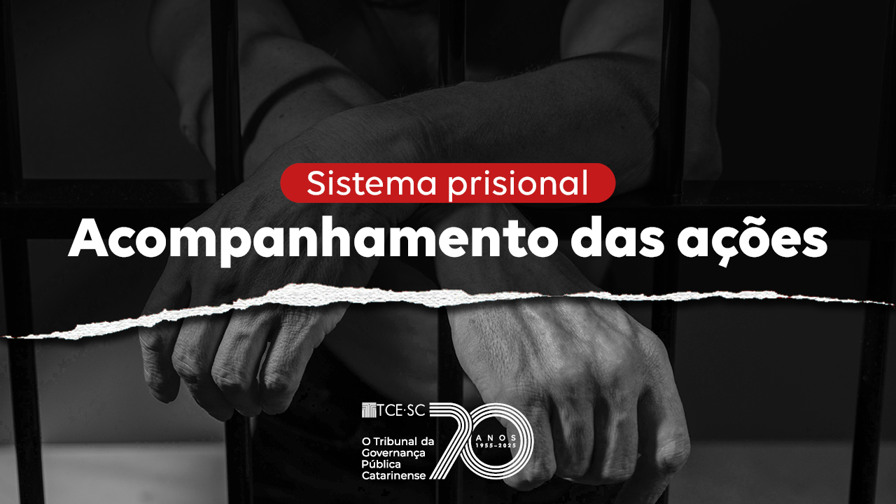 Banner horizontal com foto, em preto e branco, de uma pessoa que se apoia nas grades de uma cela. A foto está cortada, de modo que não é possível ver o rosto. Sobre a imagem, ao centro, o texto “Sistema prisional. Acompanhamento das ações”. Na borda inferior, selo comemorativo aos 70 anos do TCE/SC.  
