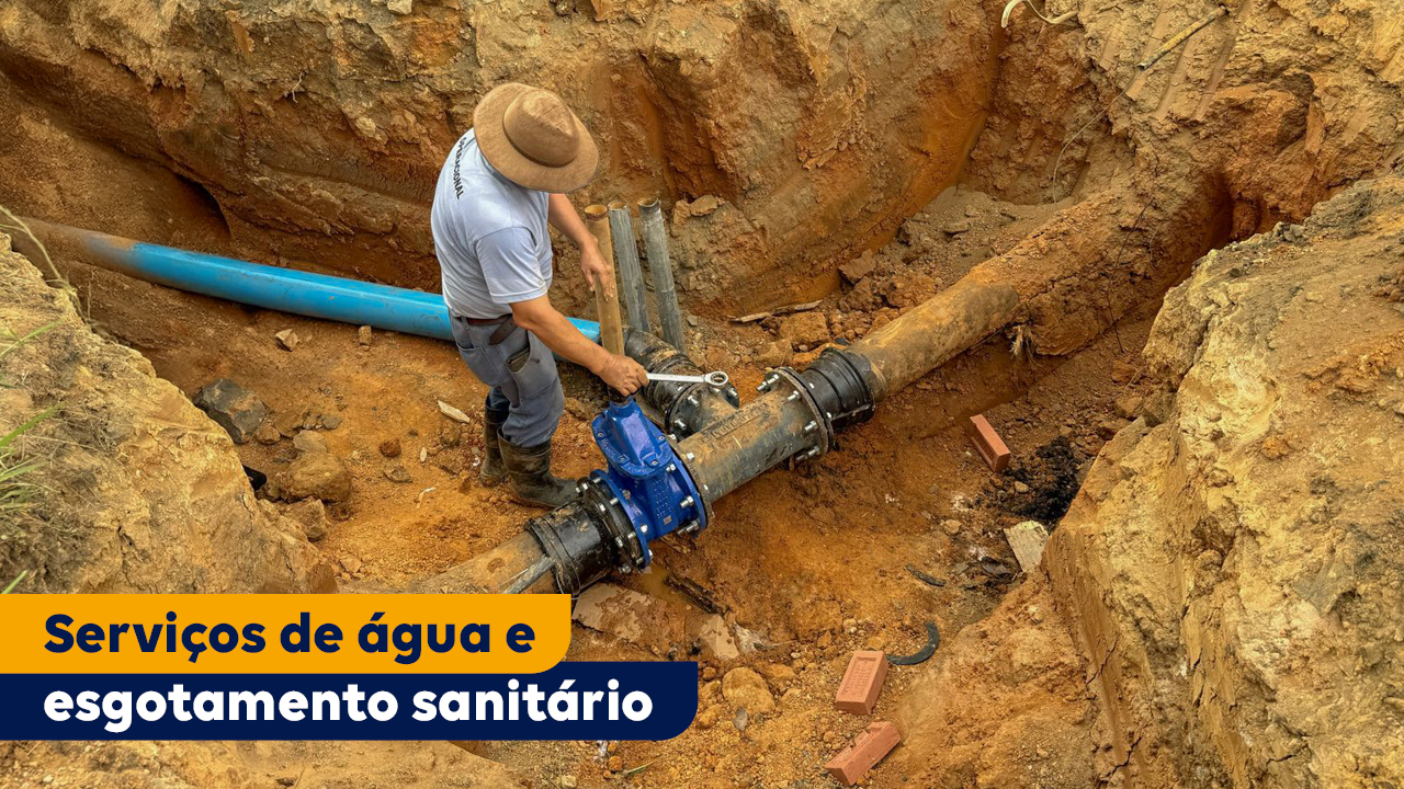 Imagem mostra um homem fazendo o conserto em um cano de água. Ele está em um buraco. Há terra escavada ao redor do homem, que usa chapéu. No canto inferior esquerdo, está escrito “Serviço de água e esgotamento sanitário”, em tarjas amarela e azul