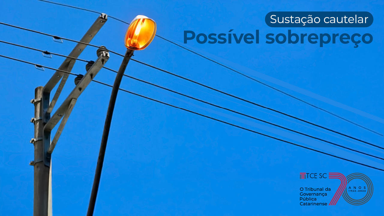 Banner horizontal com imagem, vista de baixo, de um poste de luz com o céu azul ao fundo. Sobre a foto, na lateral direita superior, na cor azul, o texto “Sustação cautelar. Possível sobrepreço”. No canto inferior direito, selo comemorativo aos 70 anos do TCE/SC.  
