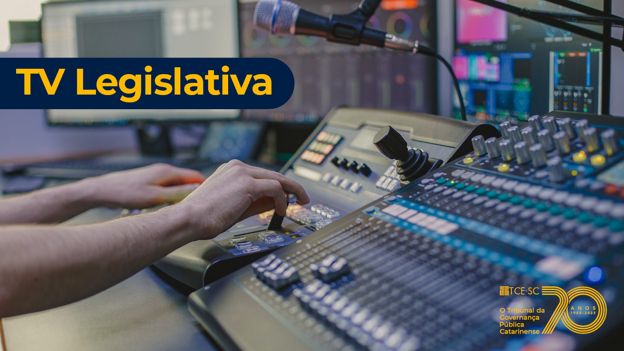 Imagem mostra duas mãos mexendo em uma mesa que tem vários botões. No alto, à esquerda, esta escrito em amarelo TV Legislativa.