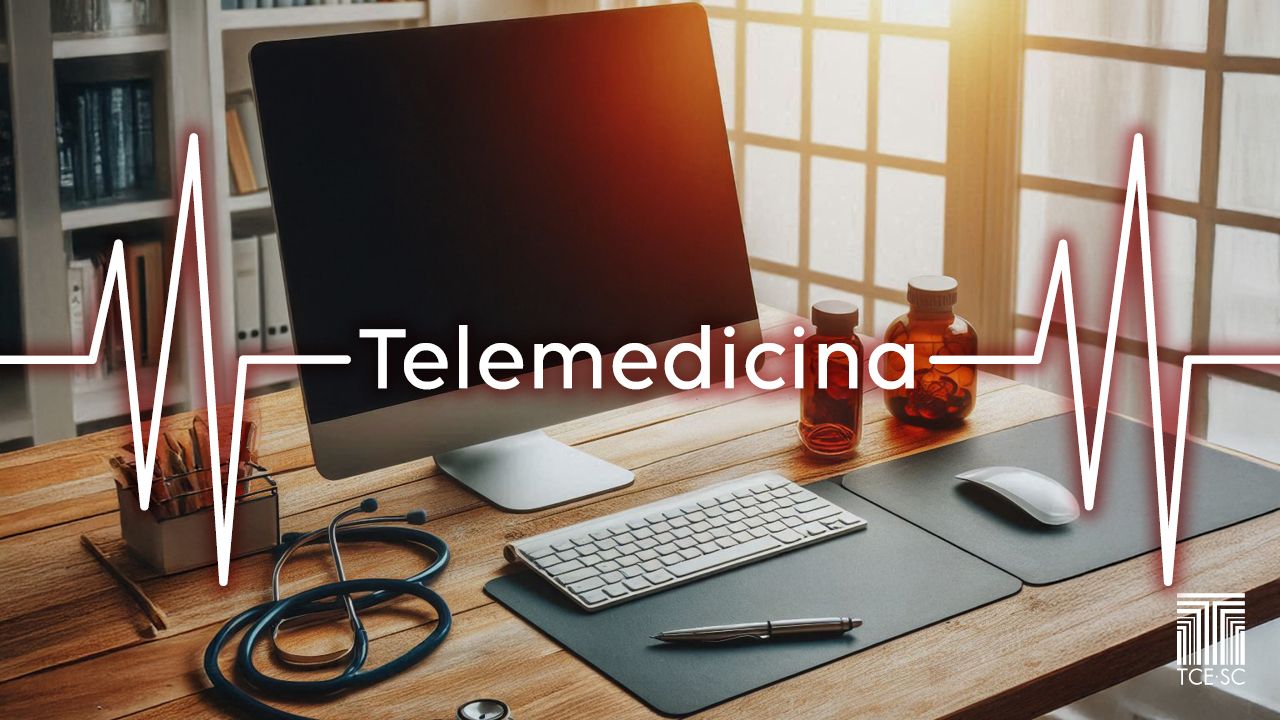 Imagem mostra uma mesa de madeira com um computador sobre ela. No centro, em grafismo que remete a linhas de um eletrocardiograma, está escrito em branco a palavra “telemedicina”