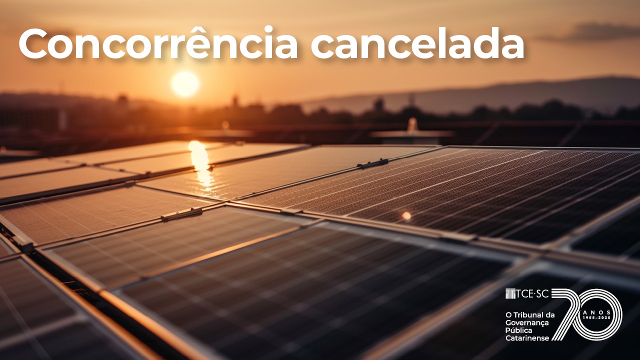 Banner horizontal com foto que mostra vários painéis solares instalados lado a lado sobre uma estrutura, iluminados pela luz do pôr do sol ao fundo. Na parte superior aparece o texto “Concorrência cancelada”, em fonte branca.  