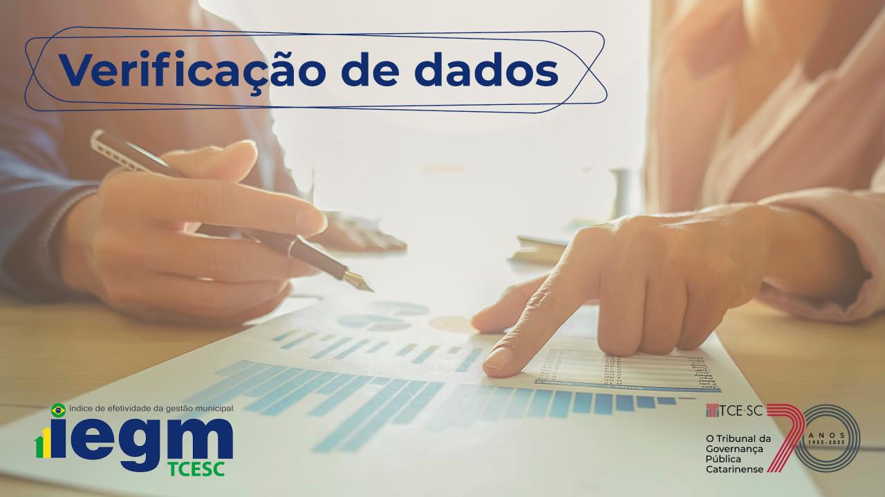 Imagem mostra uma folha com alguns gráficos sobre uma uma mesa. Há mãos apontando para detalhes nesses gráficos. Uma das mãos segura uma caneta. Na parte inferior estão as logomarcas do IEGM e do TCE