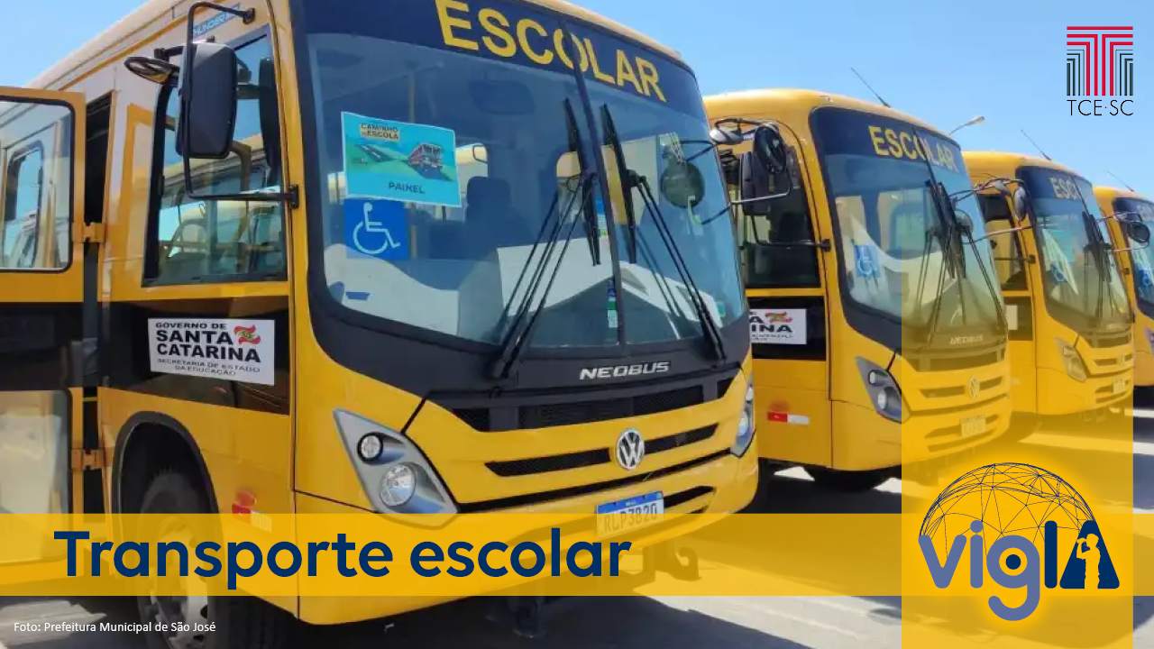 Imagem mostra quatro ônibus amarelos em perspectiva. No letreiro deles há a palavra “escolar”. Na parte inferior da imagem, há uma barra amarela com a inscrição “Transporte escolar” em azul. À direita, também sobre fundo degradê amarelo, há a logomarca do Vigia, com as letras “v”, “i” e “g” em caixa baixa e as letas “I” e “A” em caixa alta, para remeter à Inteligência Artificial