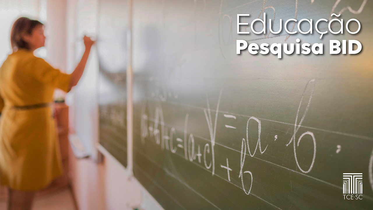 Banner horizontal com a imagem de uma professora, em pé e com roupa amarela, escrevendo em um quadro. Sobre o quadro, à direita, no canto superior, o texto “Educação - Pesquisa BID”, em fonte branca, e no canto inferior, o logo do TCE/SC.