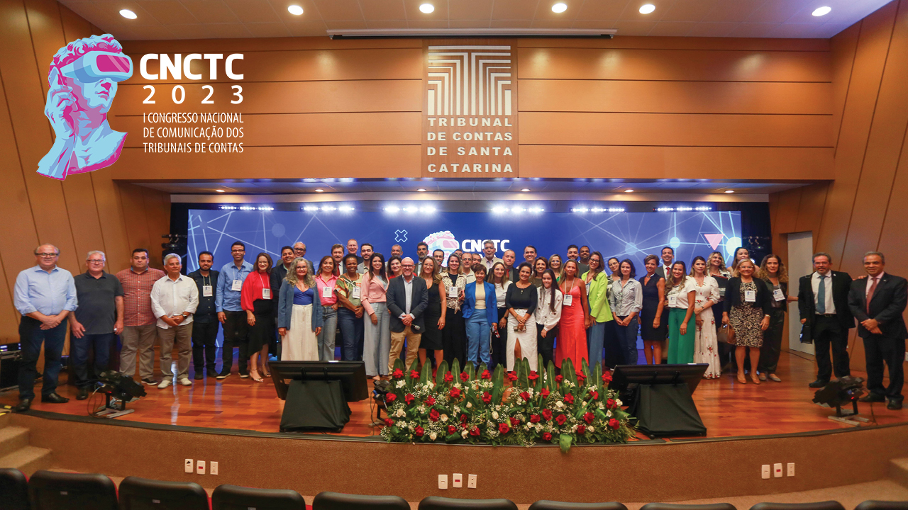 Banner com a foto de assessores de comunicação dos TCs e com conselheiros. No canto superior esquerdo, o logotipo do evento.