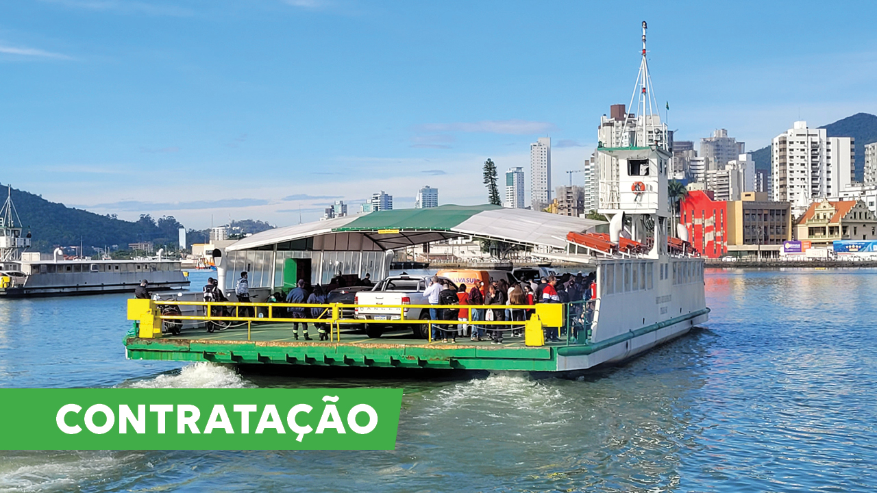 Foto de uma balsa, com veículos e pessoas, atravessando um rio. Ao fundo, aparecem alguns prédios e morros. No canto inferior esquerdo há uma tarja verde com a palavra “contratação” em fonte branca.