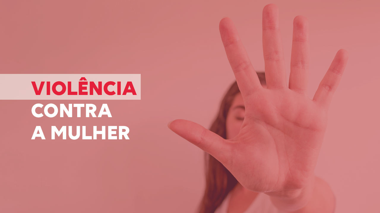 Foto em tons de rosa. Ao centro, há uma mulher com a palma da mão aberta em direção à foto. Na lateral esquerda, o título "Ações para reduzir violência contra a mulher". No canto inferior esquerdo, o logo do TCE/SC.