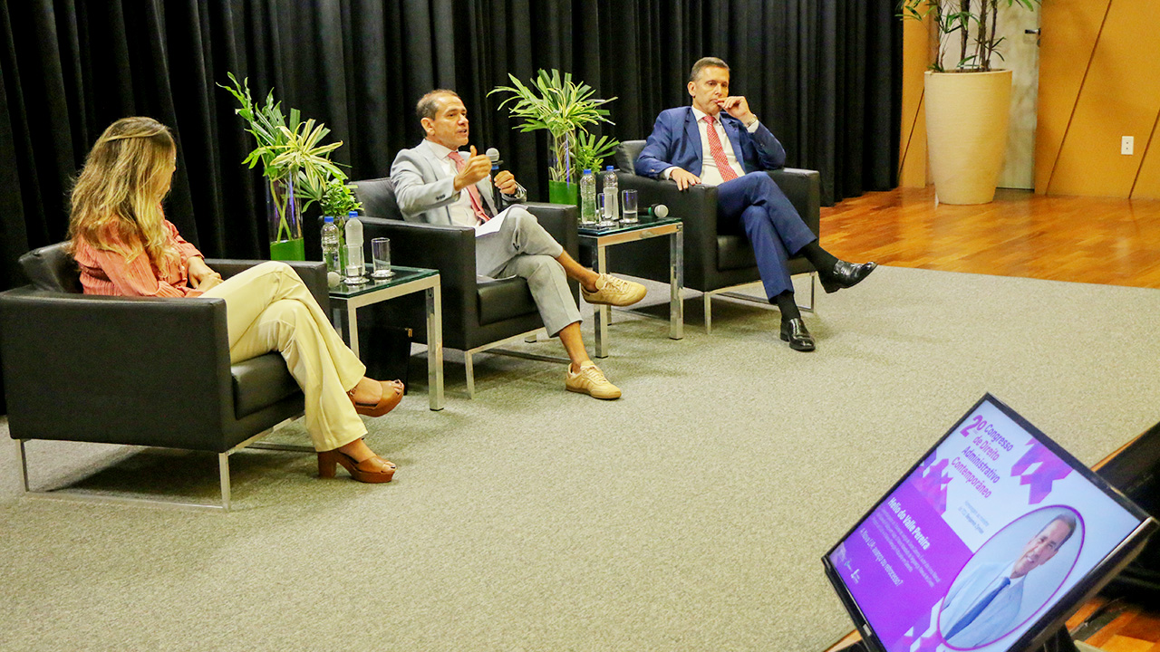 Foto com os participantes do painel sobre Improbidade Administrativa. Da esquerda para a direita: a assessora-chefe da Fundação Procon, Fábia Puglisi, o desembargador do Tribunal de Justiça de SC, Hélio do Valle Pereira, e o procurador de Justiça do Estado de São Paulo Fernando Capez.