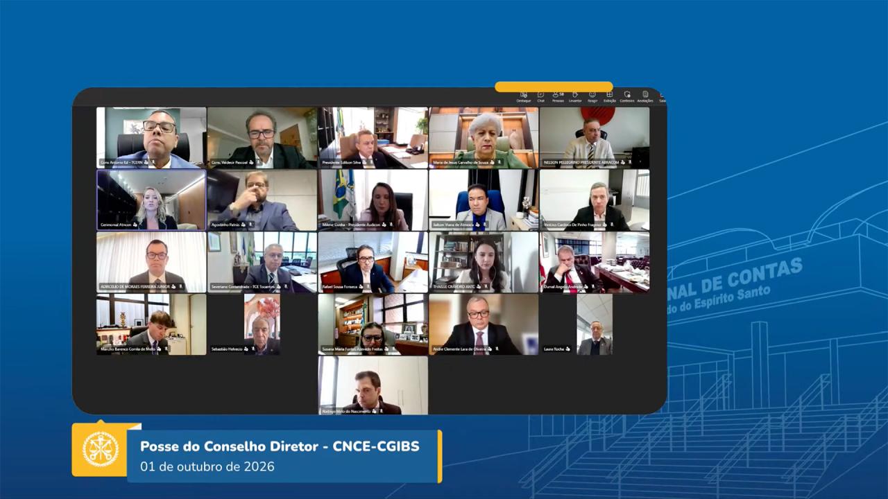 Banner horizontal com fundo azul-escuro. Ao centro, um monitor exibe uma reunião on-line, com um mosaico de fotos dos participantes. Entre eles, o conselheiro Adircélio Ferreira Júnior. Na parte inferior, o texto "Posse do Conselho Diretor CNCE-CGIBS. 1 de outubro de 2026".