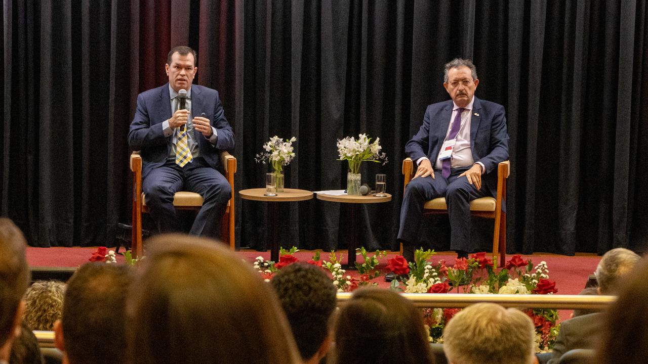 Foto horizontal com o conselheiro Adircélio de Moraes Ferreira Júnior, que está falando, e o conselheiro Antonio Gilberto de Oliveira Jales, do TCE/RN. Ambos estão sentados.