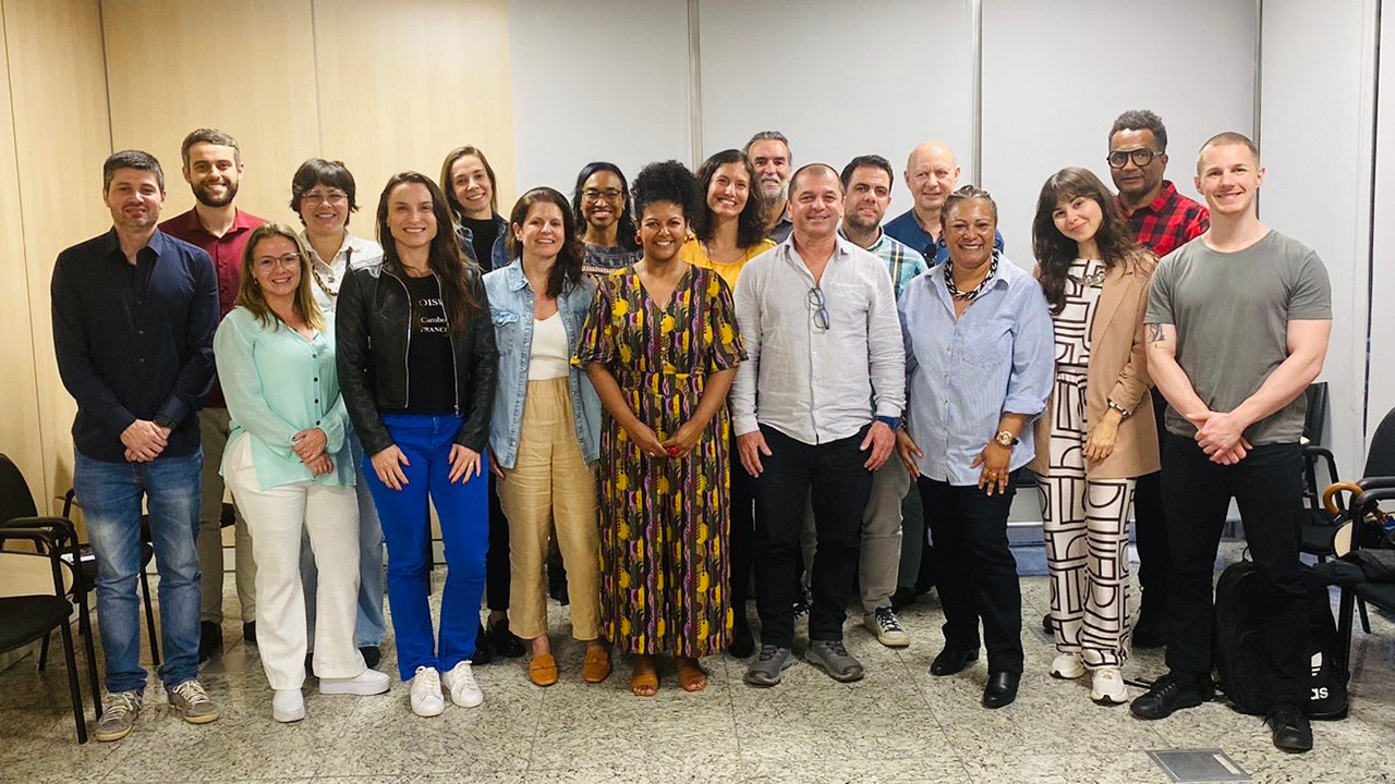 Foto de 18 pessoas, uma ao lado da outra, em pé, em uma sala do TCE/SC, durante o primeiro módulo do curso. Entre os presentes, a professora doutora Fernanda Lima e a integrante da CPFAR Walkiria Machado Rodrigues Maciel, entre outros servidores do TCE/SC e do MPC/SC.