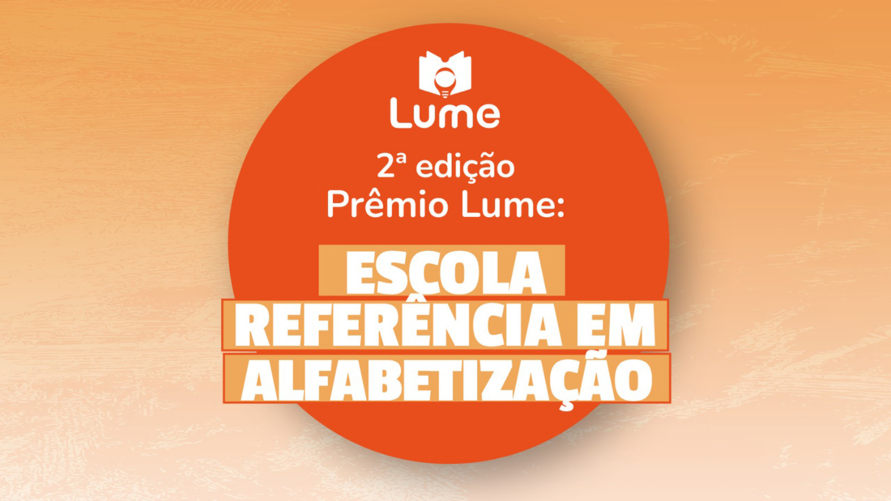 Imagem com fundo em degradê em tons de laranja e branco. Ao centro, sobre um círculo laranja-escuro, o logo do Projeto Lume, composto pelo nome, pelo ícone de um livro aberto e de uma lâmpada, e o texto "Segunda edição Prêmio Lume: escola referência em alfabetização", em fonte branca.