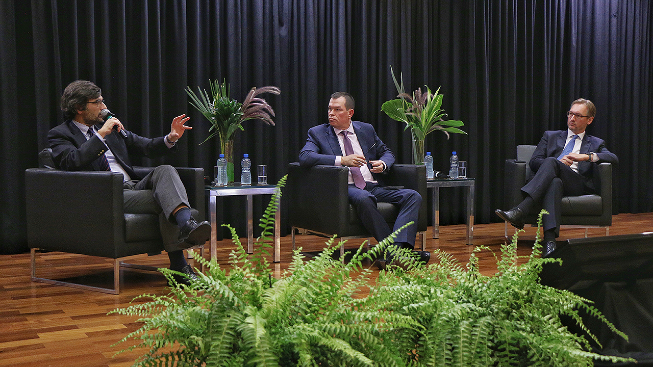 Foto com o juiz-conselheiro do Tribunal de Contas de Portugal Luís Miguel Delgado Paredes Pestana de Vasconcelos, o conselheiro Adircélio de Moraes Ferreira Júnior e o desembargador Marcos Fey Probst. Eles estão sentados em poltronas pretas e vestem terno escuro com camisa clara. 