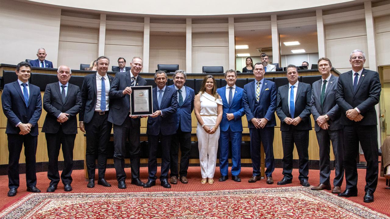 Banner horizontal com foto das autoridades durante a entrega da homenagem ao TCE/SC, no plenário da Alesc. Há doze pessoas na foto, em pé, lado a lado. O conselheiro Herneus De Nadal e o deputado Julio Garcia seguram a placa em homenagem aos 70 anos do Tribunal. Entre os demais presentes, os conselheiros José Nei Ascari, Adircélio de Moraes, Luiz Eduardo Cherem e Aderson Flores, os conselheiros substitutos Gerson Sicca e Cleber Muniz Gavi, a procuradora-geral Cibelly Farias e o deputado Napoleão Bernardes.