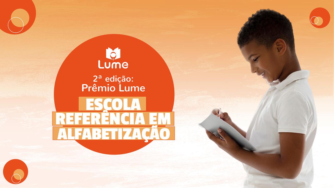 Banner horizontal com fundo em degradê em tons de laranja-claro e branco. Nos cantos, há círculos desenhados em tons de laranja. Ao centro, sobre um círculo laranja-escuro, o logo do projeto Lume, composto pelo nome e pelo ícone de uma lâmpada sobre um livro, e o texto “Segunda edição: Prêmio Lume. Escola Referência em Alfabetização”. À direita, foto de perfil de um menino negro que escreve em um caderno e sorri.