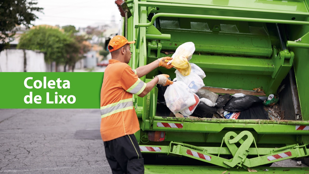 Trabalhador de coleta urbana, usando uniforme laranja com faixas refletivas, deposita sacos de lixo na parte traseira aberta de um caminhão compactador verde. À esquerda da imagem, há um retângulo verde com o texto “Coleta de Lixo”.